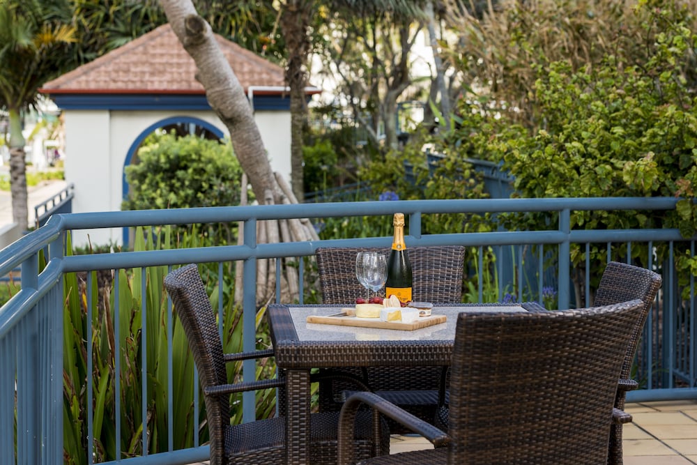 Apartment, 1 Bedroom, Poolside - Guestroom View