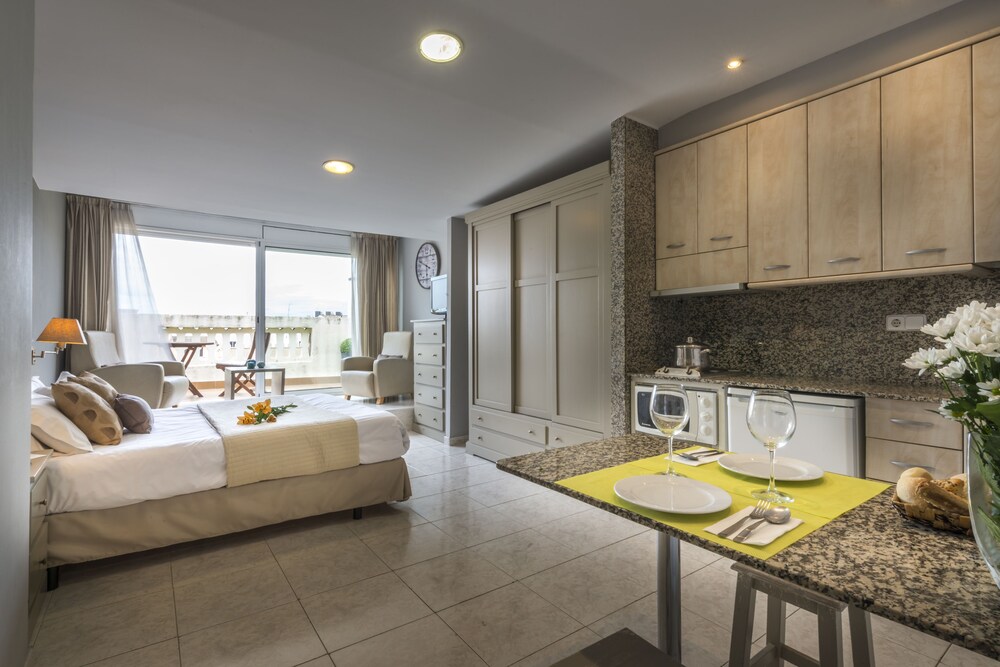 Junior Studio Suite, 1 Queen Bed, Kitchen - Guestroom