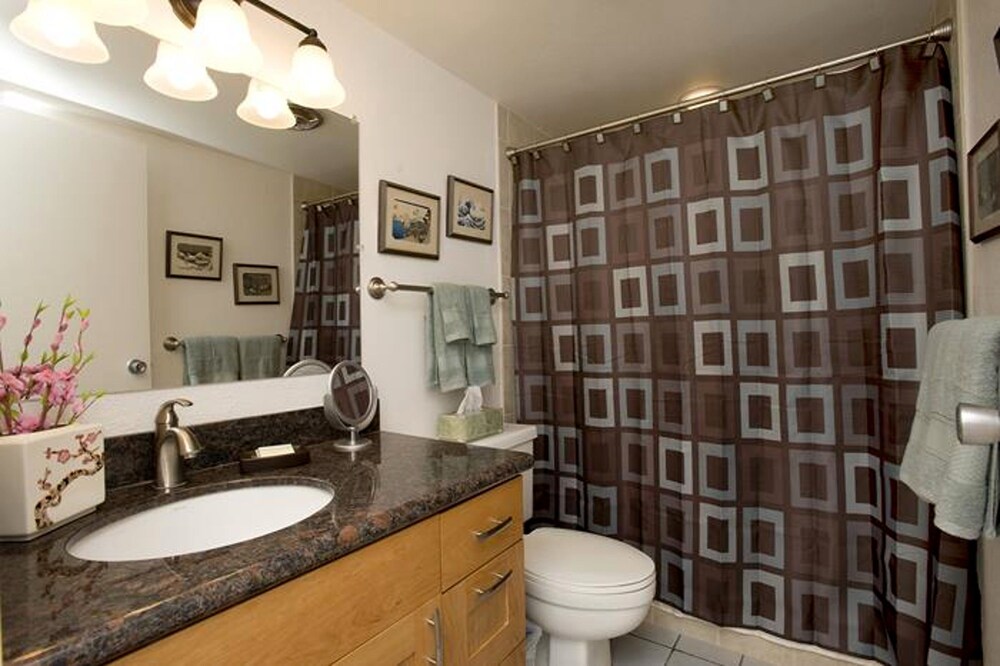 Standard Room, 2 Bedrooms, Non Smoking - Bathroom