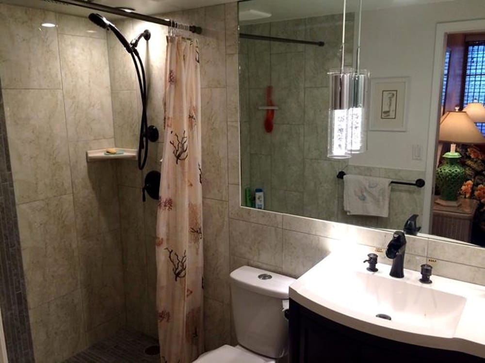 Standard Room, 2 Bedrooms, Non Smoking - Bathroom