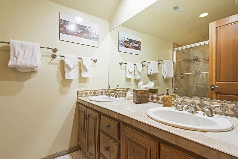 Deluxe Condo, 2 Bedrooms, 2 Bathrooms, Slope side - Bathroom