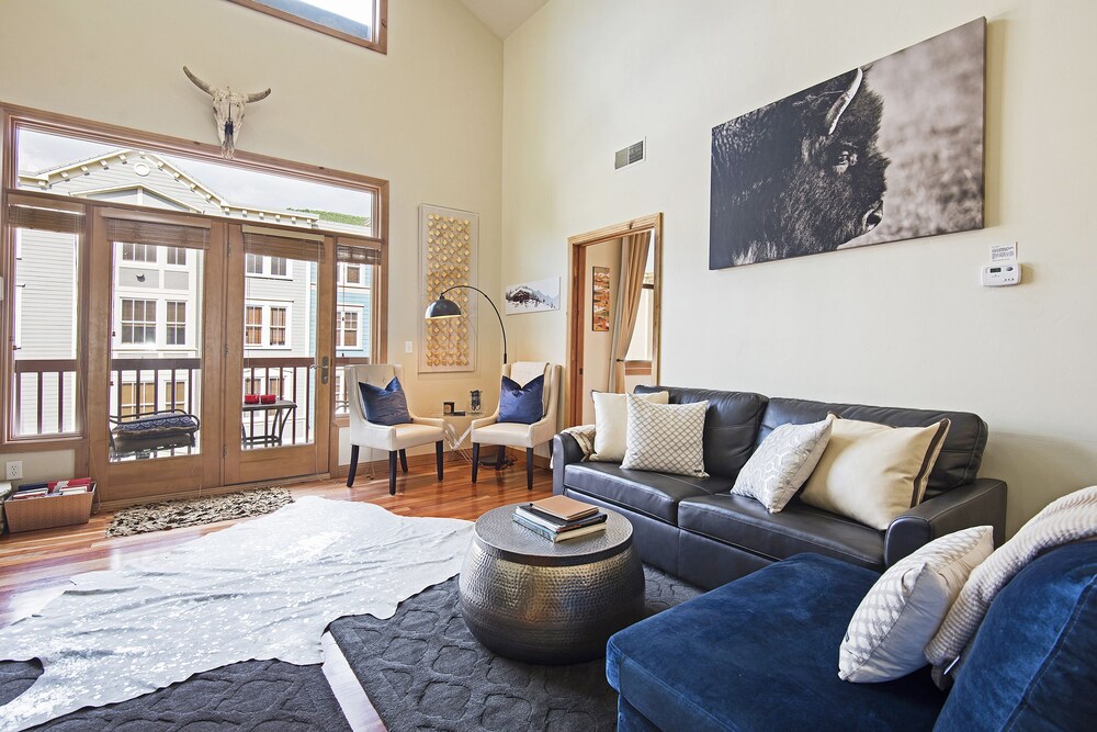 Deluxe Condo, 2 Bedrooms, 2 Bathrooms, Slope side - Living Area