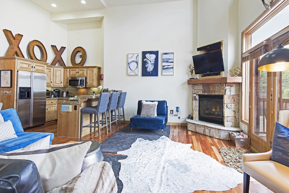 Deluxe Condo, 2 Bedrooms, 2 Bathrooms, Slope side - Living Area