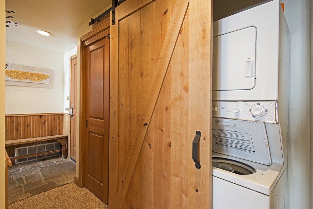 Deluxe Condo, 2 Bedrooms, 2 Bathrooms, Slope side - Laundry Room