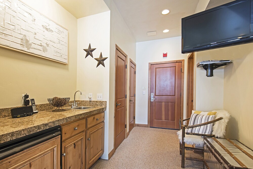 Deluxe Condo, 2 Bedrooms, 2 Bathrooms, Slope side - In-Room Kitchen