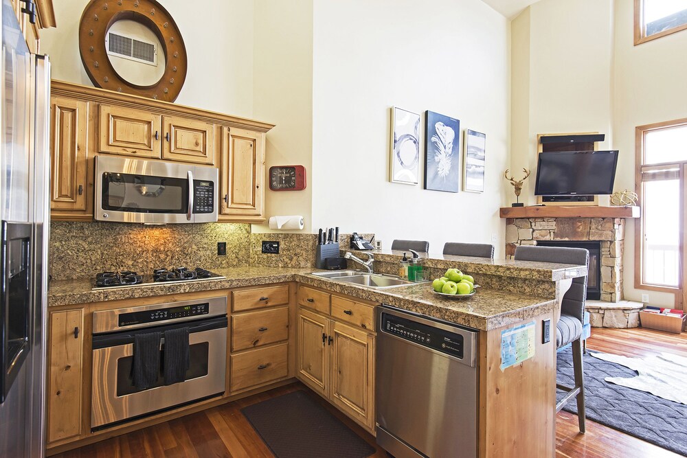 Deluxe Condo, 2 Bedrooms, 2 Bathrooms, Slope side - In-Room Kitchen