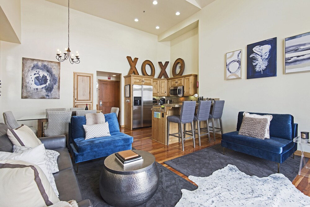 Deluxe Condo, 2 Bedrooms, 2 Bathrooms, Slope side - Living Area
