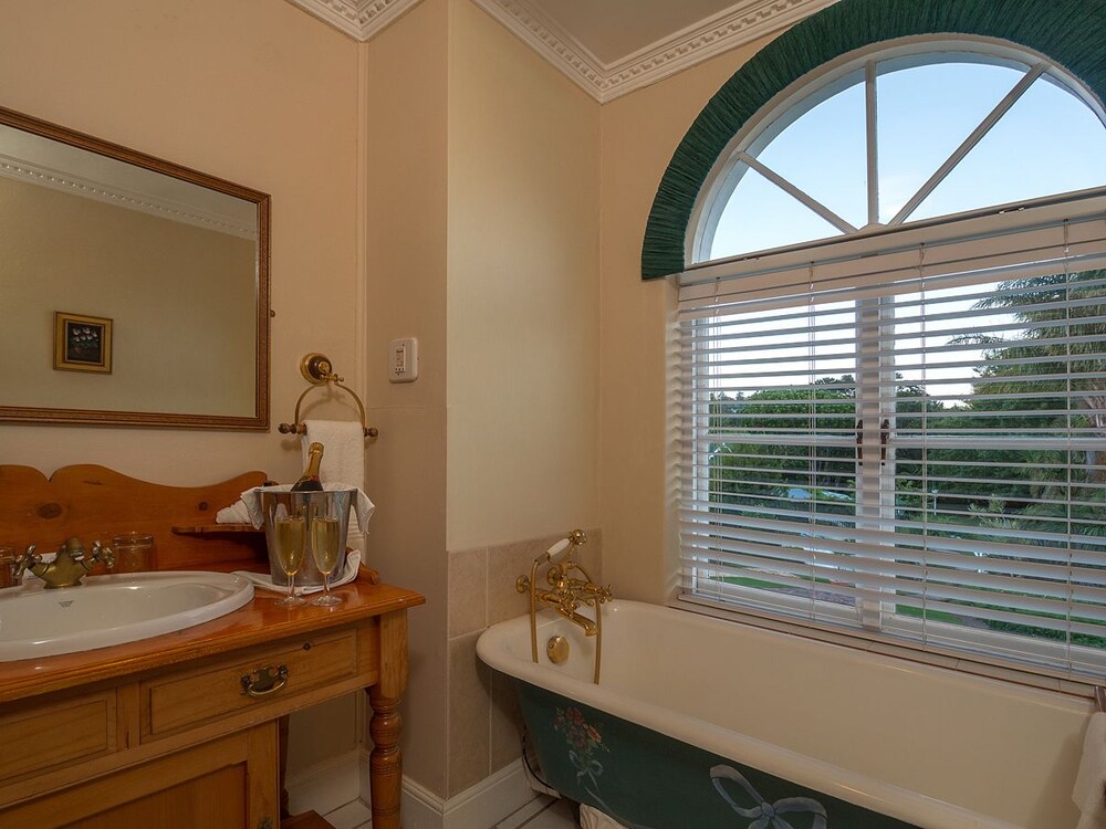 Deep Soaking Bathtub