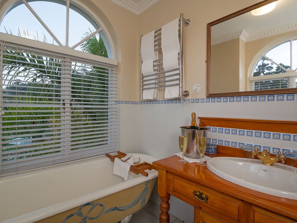 Deep Soaking Bathtub