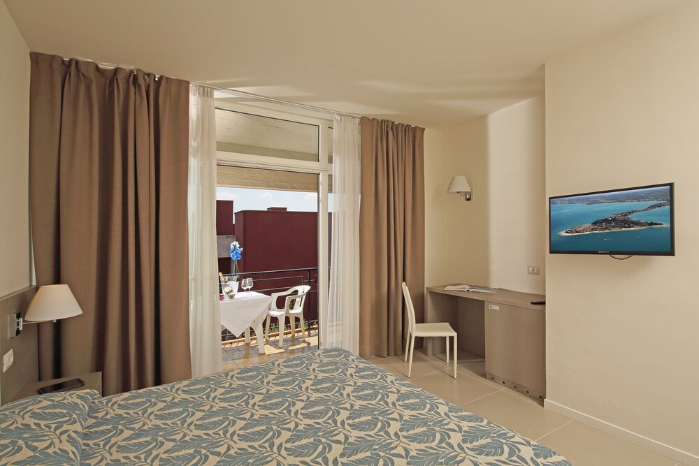 Deluxe Double Room - Guestroom