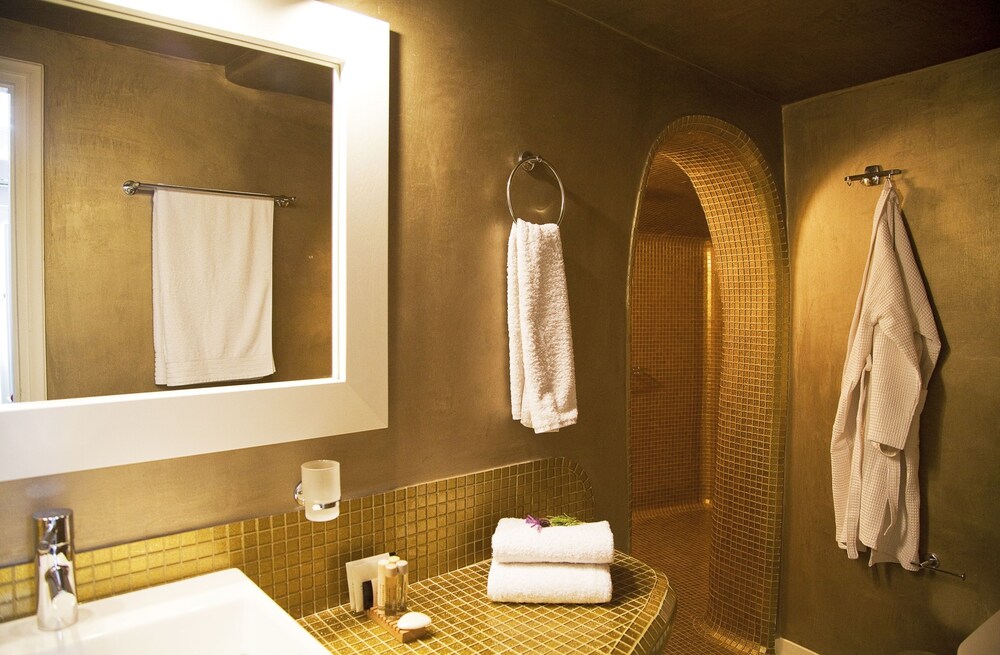 Junior Suite - Bathroom