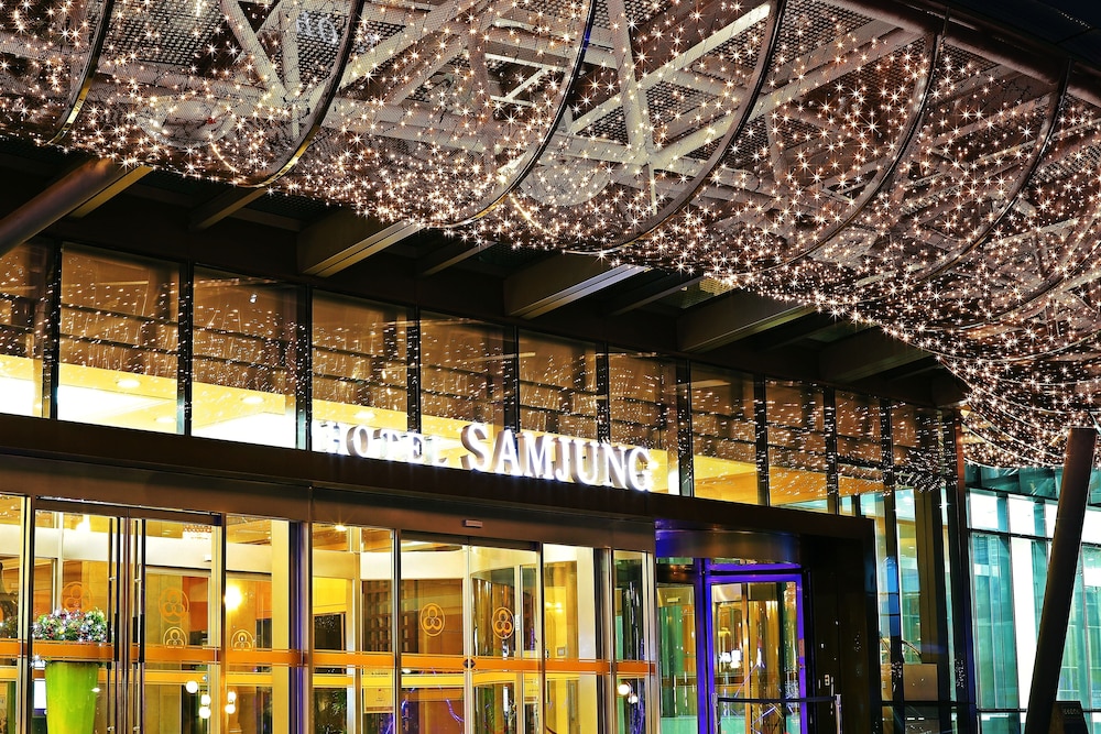 Fachada del hotel de noche