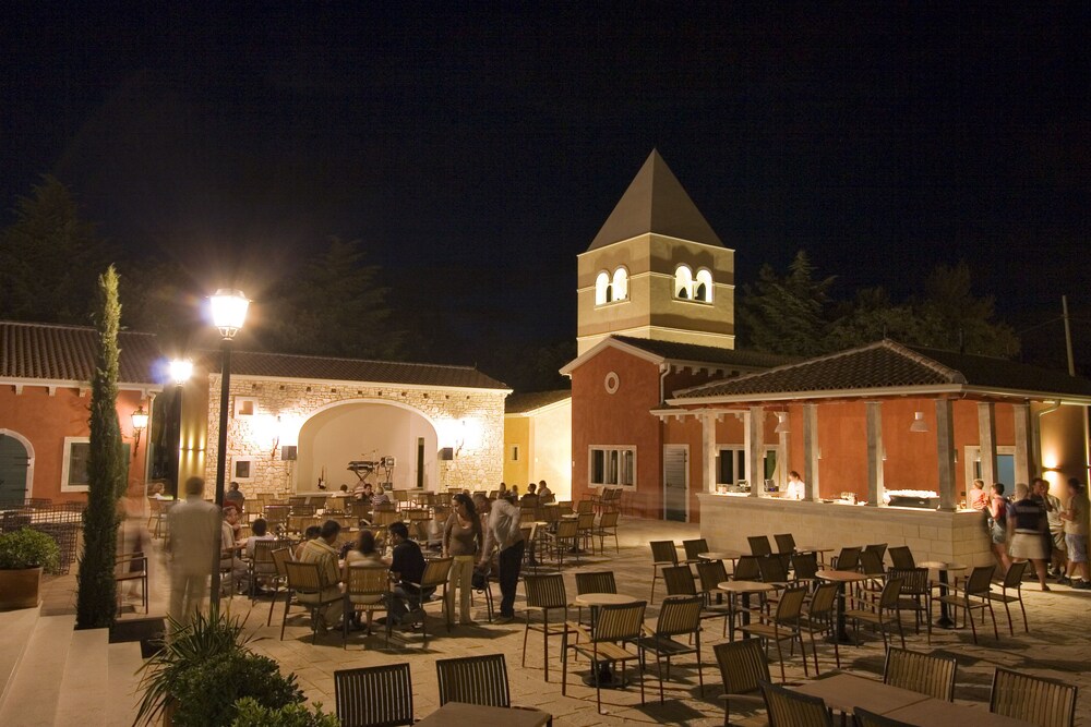Poolside Bar