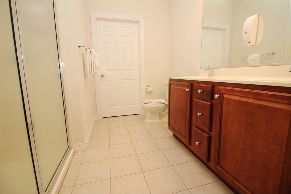 욕실 (3 bedroom/2 bathroom premium condo)