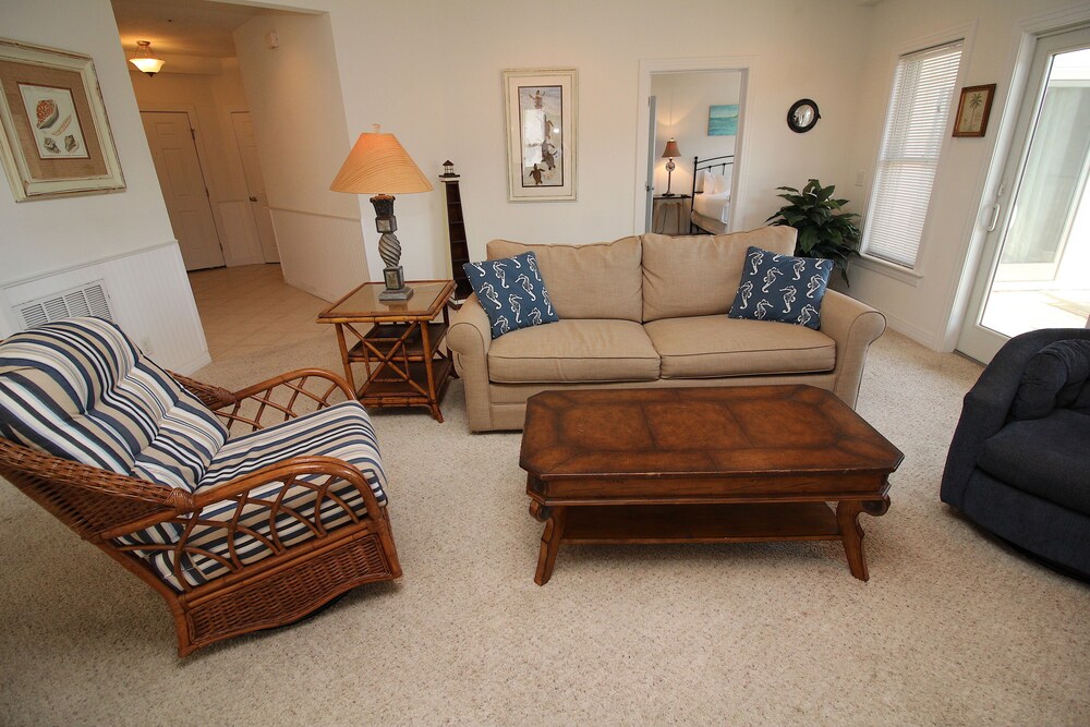 거실 공간 (3 bedroom/2 bathroom premium condo)