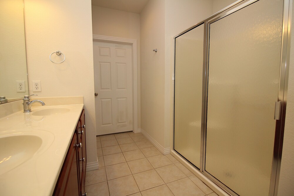 욕실 (3 bedroom/2 bathroom premium condo)