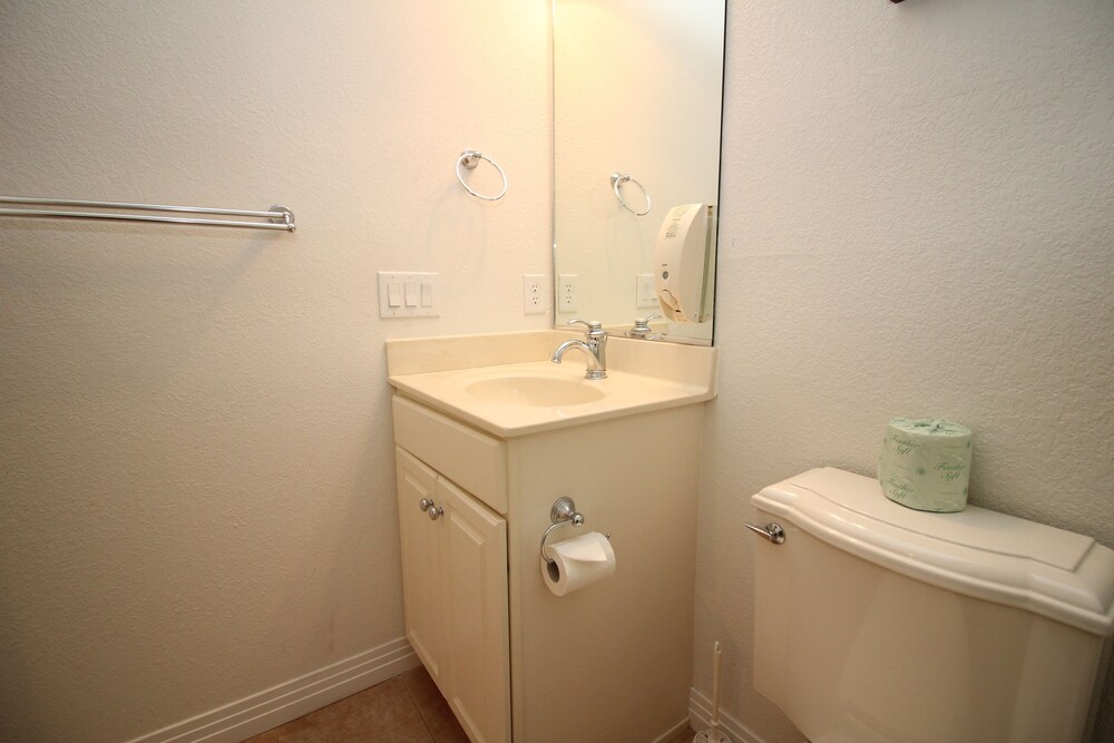 욕실 (2 Bedroom/2 Bathroom Premium Condo)