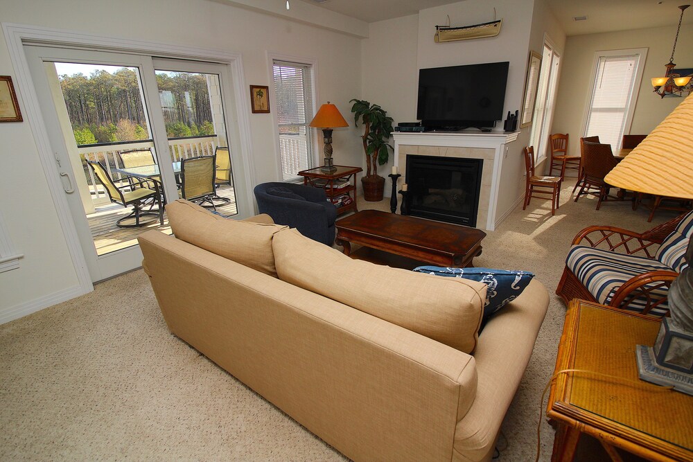거실 공간 (3 bedroom/2 bathroom premium condo)