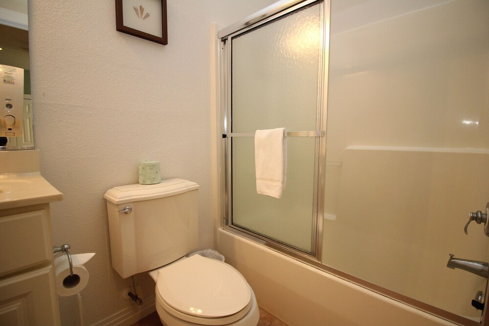 욕실 (2 Bedroom/2 Bathroom Premium Condo)