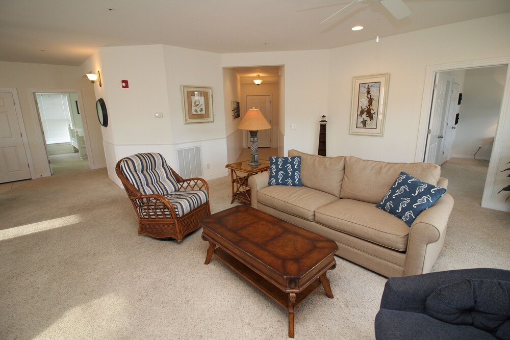 거실 공간 (3 bedroom/2 bathroom premium condo)