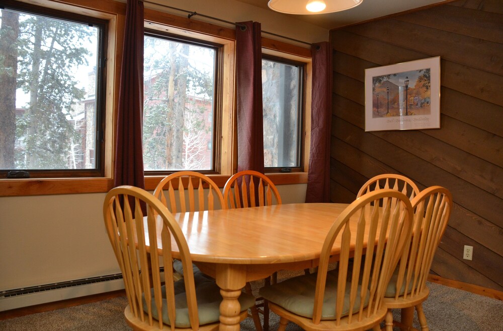 Deluxe Room, 2 Bedrooms - In-Room Dining