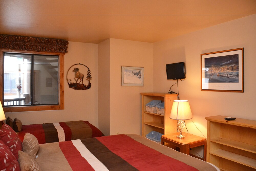 Deluxe Room, 2 Bedrooms - Guestroom