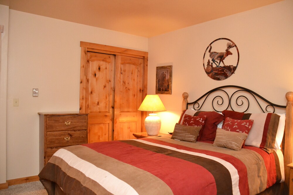 Deluxe Room, 2 Bedrooms - Guestroom