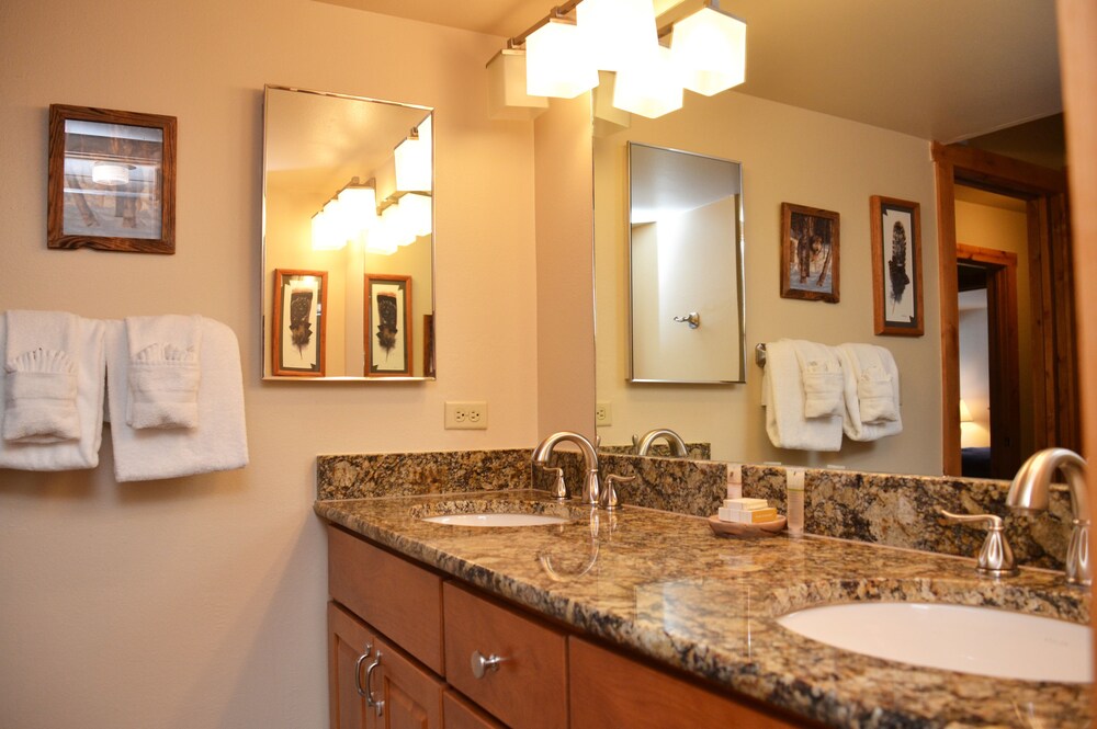 Deluxe Room, 2 Bedrooms - Bathroom
