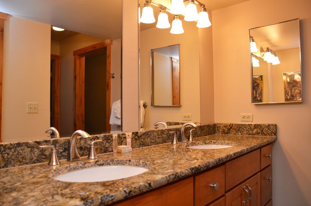 Deluxe Room, 2 Bedrooms - Bathroom