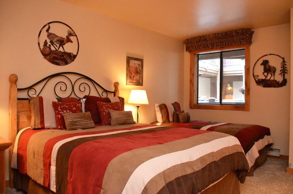 Deluxe Room, 2 Bedrooms - Guestroom