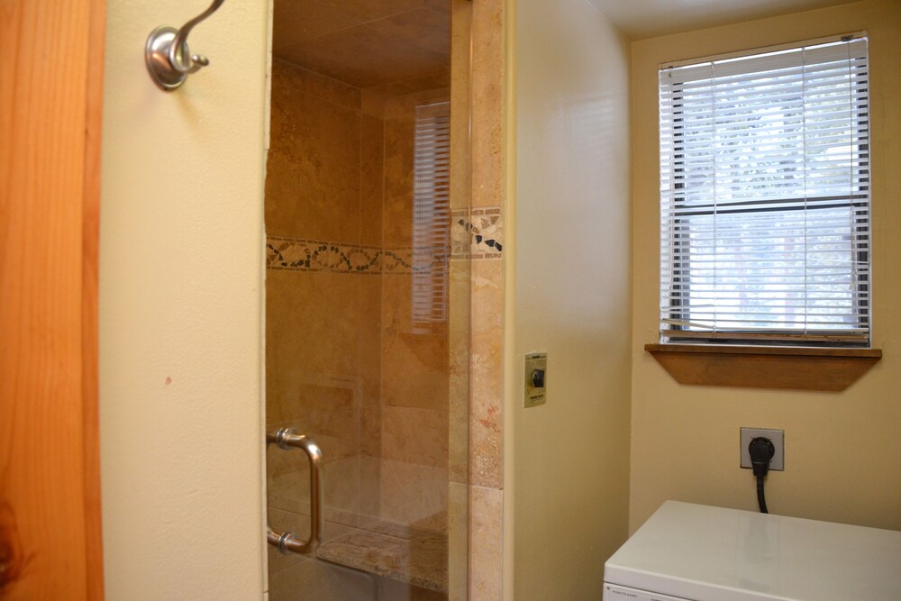 Deluxe Room, 2 Bedrooms - Bathroom