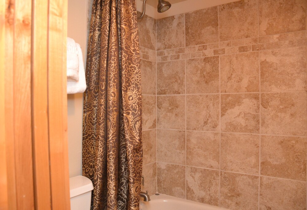 Deluxe Room, 2 Bedrooms - Bathroom