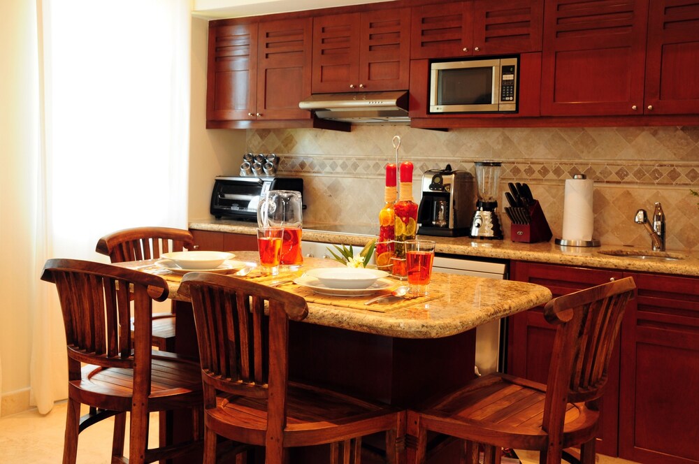 Penthouse, 2 Bedrooms - In-Room Dining