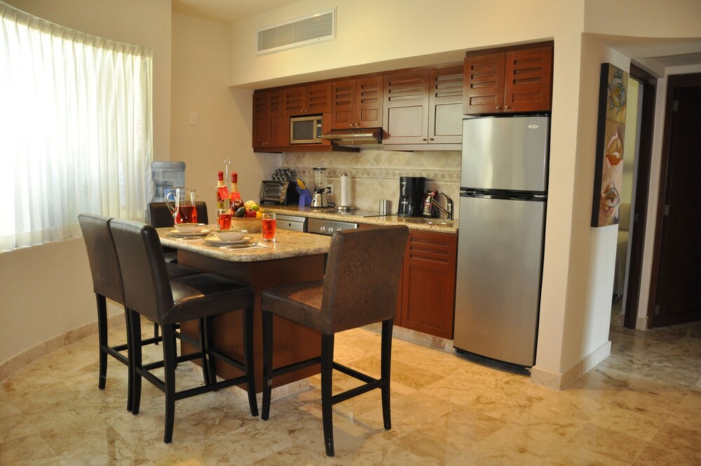 Penthouse, 2 Bedrooms - In-Room Dining