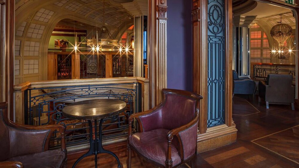 Hotel Bar