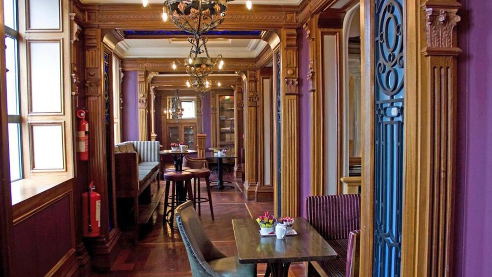 Hotel Bar