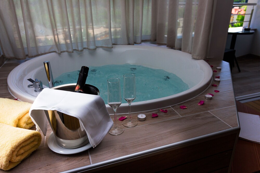분사식 욕조 (Spa Premium Room)