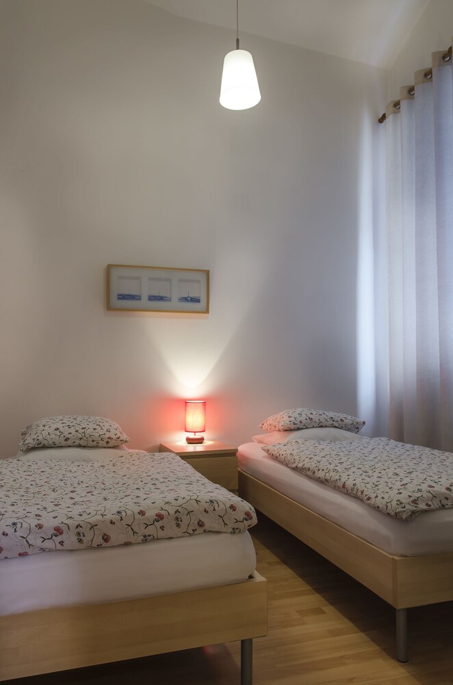 Classic Apartment, 2 Bedrooms - Guestroom