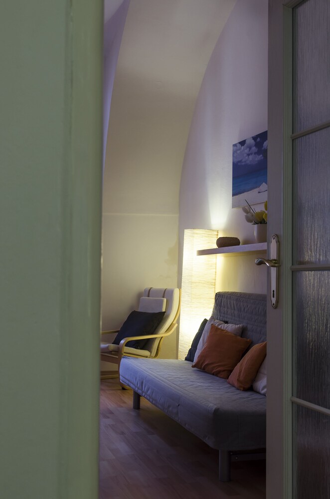 Classic Apartment, 2 Bedrooms - Living Room