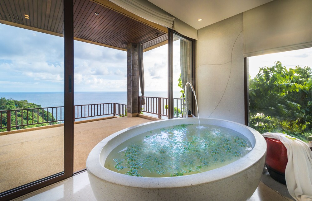 Deep Soaking Bathtub