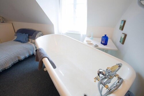 Deep Soaking Bathtub
