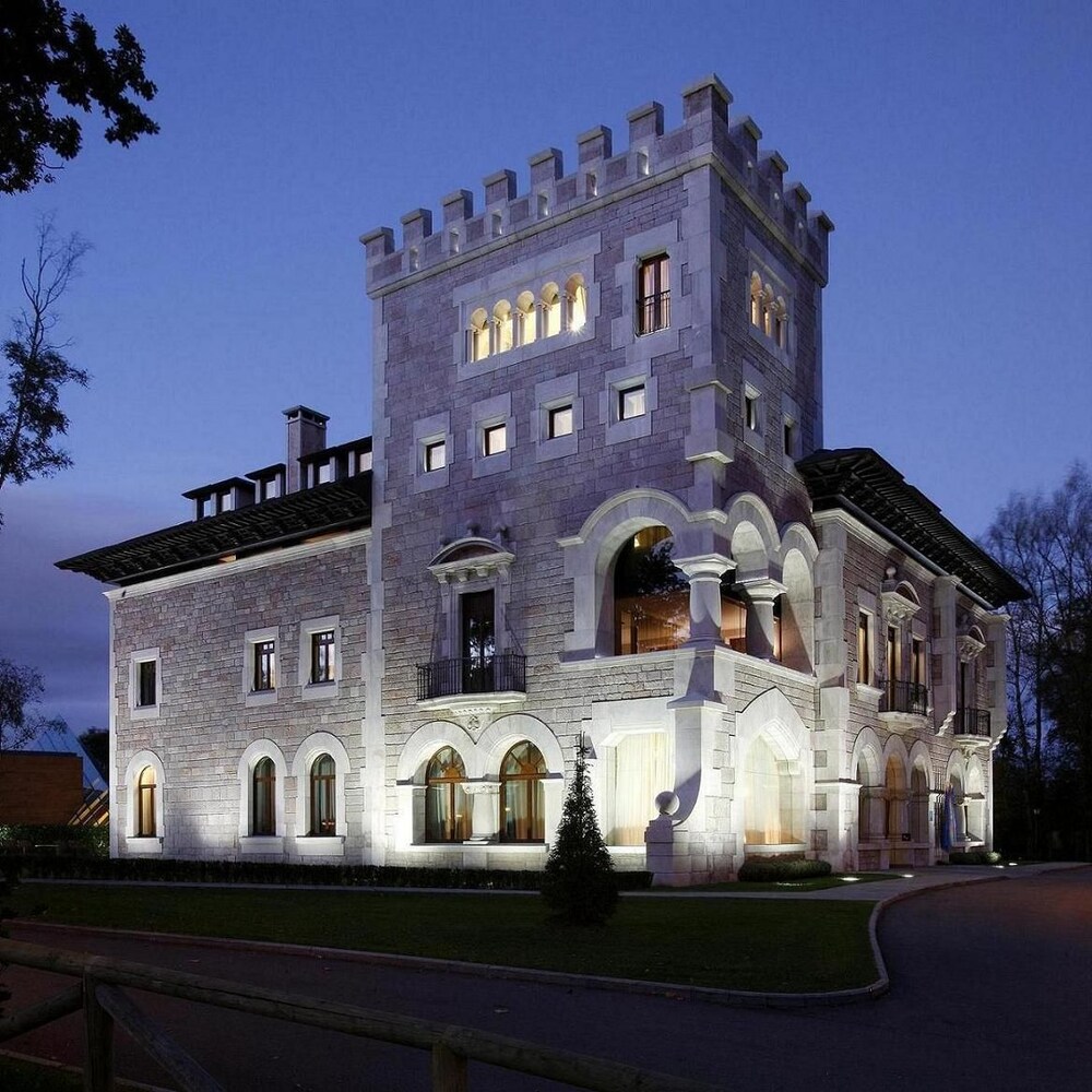 Fachada del hotel de noche
