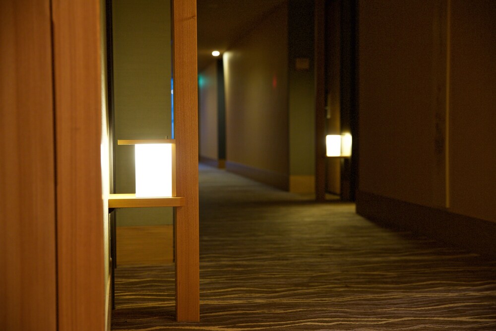 Hallway, Hotel Niwa Tokyo