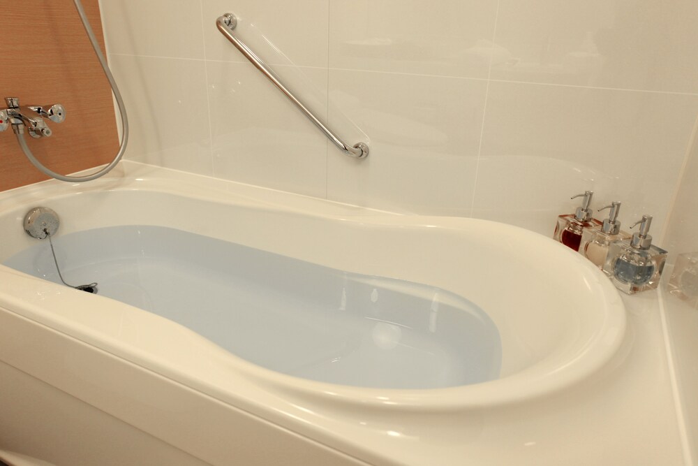 Deep soaking bathtub, Hotel Niwa Tokyo