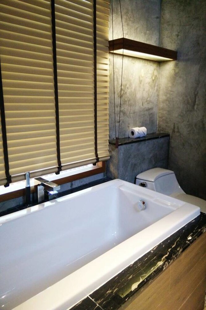 Deep Soaking Bathtub