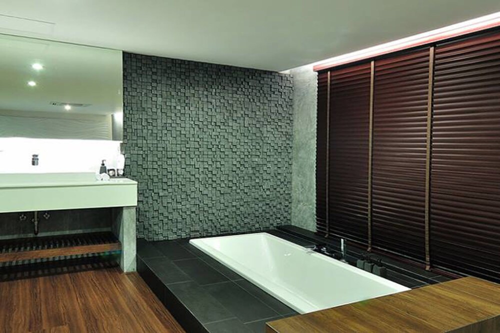 Deep Soaking Bathtub