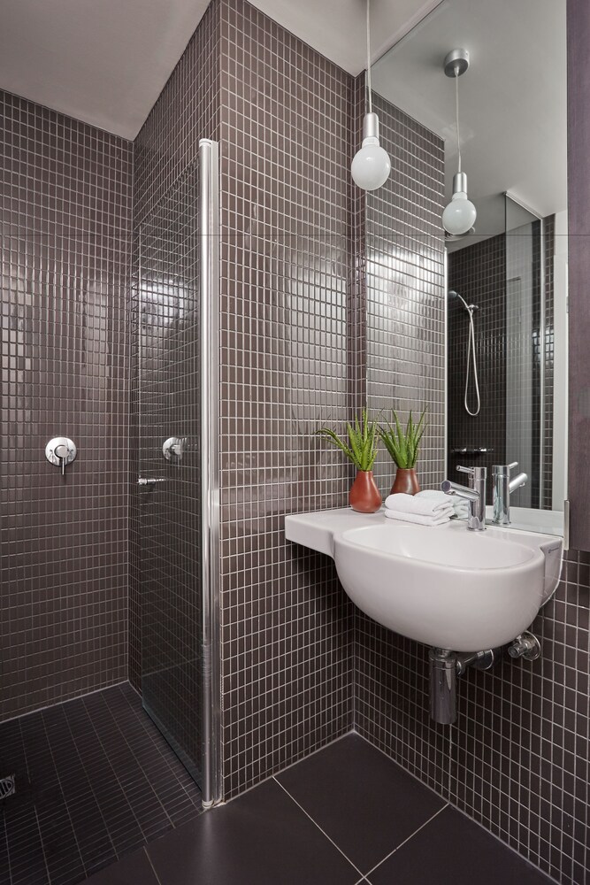 Three Bedroom Interconnecting Apartment - Bathroom