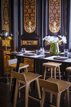 Hotel Lounge
