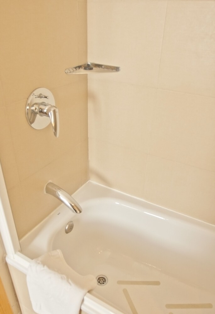 Deep Soaking Bathtub