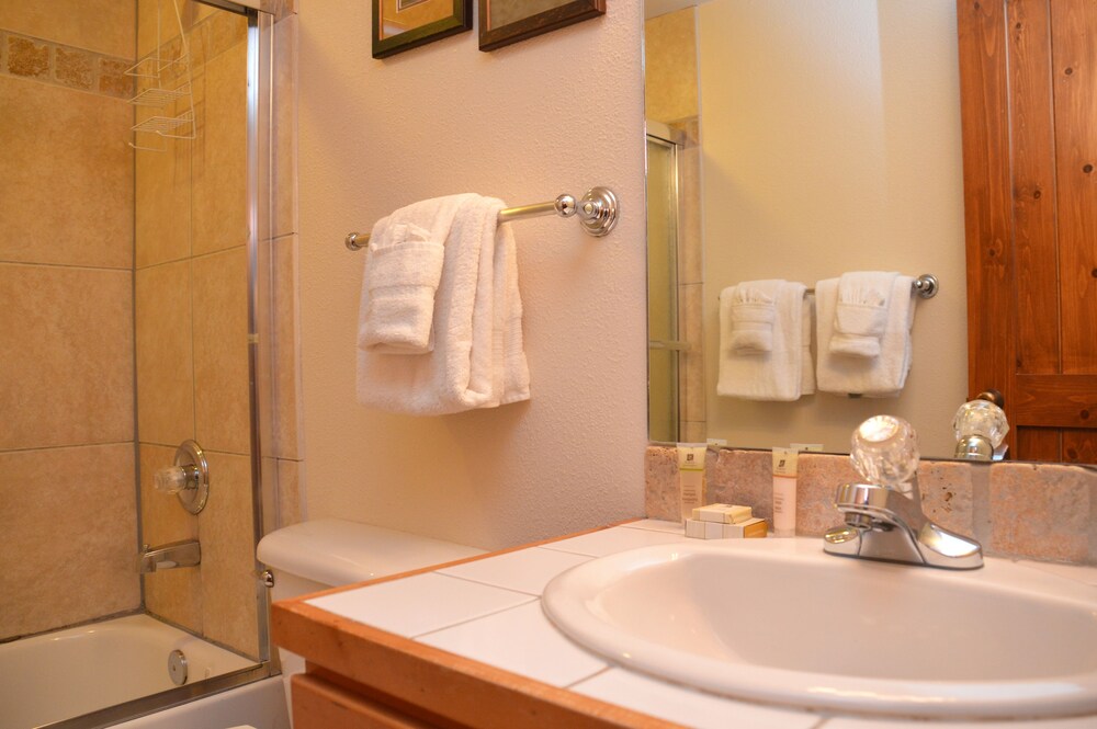 Condo, 2 Bedrooms - Bathroom